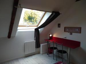 eine rote Bar in einem Zimmer mit Fenster in der Unterkunft CHAMBRES D'HOTES in Loudéac