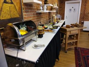 A kitchen or kitchenette at Hotel Korning Kro