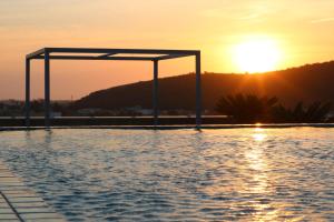 Bazén v ubytování Hotel Bossa Nova Cabo Frio nebo v jeho okolí
