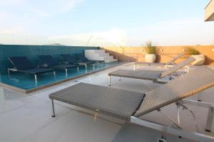 Bazén v ubytování Hotel Bossa Nova Cabo Frio nebo v jeho okolí