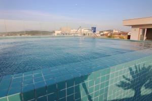 Bazén v ubytování Hotel Bossa Nova Cabo Frio nebo v jeho okolí