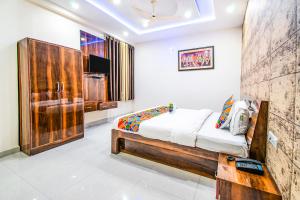 Un pat sau paturi într-o cameră la FabHotel Elysian Grand Lucknow Airport