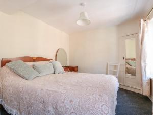 A bed or beds in a room at 7 Glendower Street