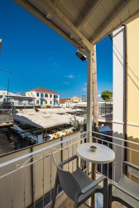 d'un balcon avec une table et des chaises et une vue. dans l'établissement LEFKADA CENTRAL SQUARE APARTMENT, à Leucade