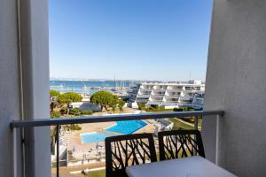 勒格罗-迪鲁瓦Thalazur Port-Camargue - Hotel & Spa的享有海滩和海洋美景的阳台。