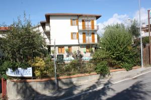 budynek po stronie ulicy z drzewami w obiekcie Hotel Belvedere w mieście Passignano sul Trasimeno