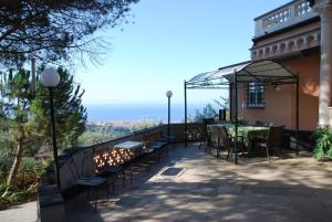 Leivi的住宿－Villa Rocca Leivi，美景阳台配有桌椅