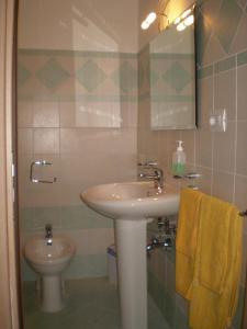 La salle de bains est pourvue d'un lavabo et de toilettes. dans l'établissement Porto di Mare, à Praia a Mare