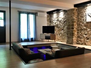 Μια τηλεόραση ή/και κέντρο ψυχαγωγίας στο La Maison Cachée