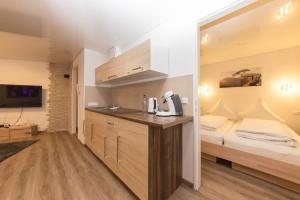 pokój z kuchnią i łóżkiem w obiekcie Landmann Apartment Metzingen w mieście Metzingen