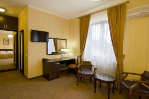 um quarto de hotel com uma secretária e uma janela em Citadel Hotel em Myla