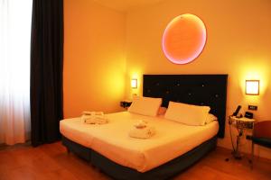 a bedroom with a bed with towels on it at Hotel Franklin Feel The Sound in Rome