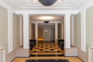 オストゼーバート・ゼリンにあるStrandperle FIRST SELLIN Appartement 15の廊下(椅子と天井のあるロビー付)
