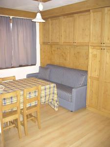 ein Wohnzimmer mit einem Sofa und einem Tisch in der Unterkunft Cornostella in Foppolo