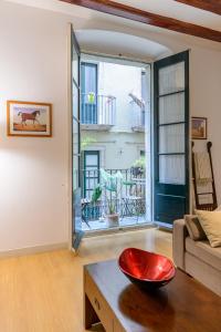 una sala de estar con un tazón rojo sobre una mesa de centro en APG Mercaders 6, en Girona