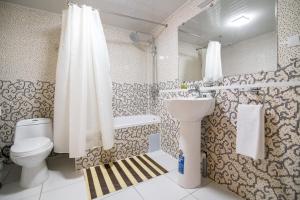 Un baño con lavabo, inodoro y ducha. en Boutique Hotel Minzifa, en Bukhara 65 fotos más