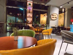 a restaurant with tables and chairs and a table and chairs at Tian Zhong Hotel in Tianzhong