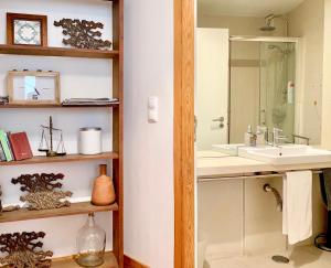 La salle de bains est pourvue d'un lavabo et d'un miroir. dans l'établissement Our Home In Lisbon - Apartments, à Lisbonne