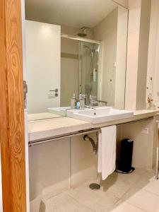 La salle de bains est pourvue d'un lavabo et d'un miroir. dans l'établissement Our Home In Lisbon - Apartments, à Lisbonne