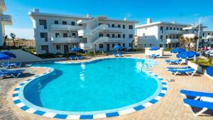 Bazén v ubytování Kenz Mehdia Hotel Resort nebo v jeho okolí