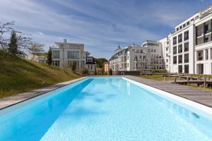 Baltic Sea FIRST SELLIN Appartement 22の敷地内または近くにあるプール