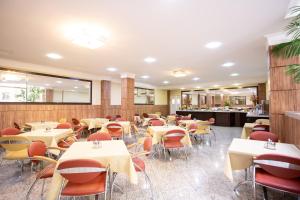 an empty dining room with tables and chairs at Barbur Center Hotel in Ponta Grossa