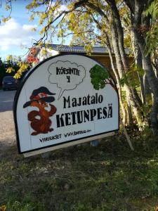 un panneau indiquant un restaurant avec un singe sur lui dans l'établissement Köpsintie 4, à Pyhäjärvi
