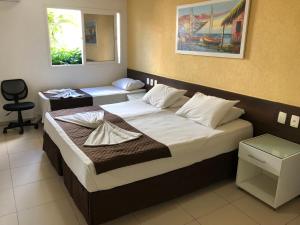 una habitación de hotel con 2 camas en una habitación en Hotel Des Basques, en Maceió