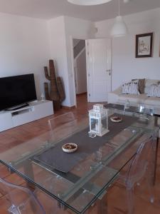 een woonkamer met een glazen tafel en een bank bij Casa Mi Sol in Puerto Calero