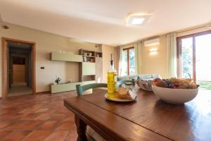 ein Wohnzimmer mit einem Holztisch und einer Obstschale in der Unterkunft Podere Saranna in Pescia