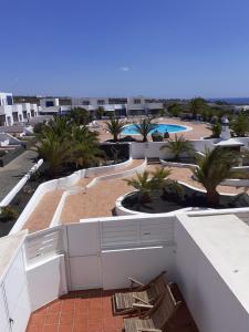 uitzicht vanaf het balkon van een resort met palmbomen bij Casa Mi Sol in Puerto Calero