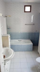 ein Badezimmer mit einer Badewanne und einem Waschbecken in der Unterkunft COSY DOUBLE ROOM + PRIVATE BATHROOM SEVILLA CENTER in Sevilla