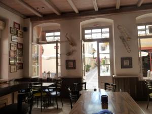 um restaurante com mesas e cadeiras num quarto em Omorfi Poli em Nafplio