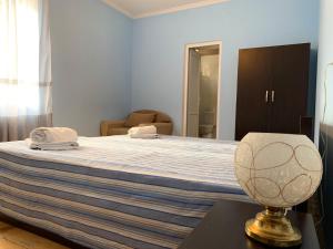 una camera da letto con un letto e una lampada su un tavolo di Guest house lela a Mestia