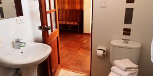 Phòng tắm tại Kuska Hostal