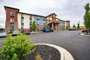 un hotel con coches estacionados en un estacionamiento en My Place Hotel Spokane, en Spokane Valley