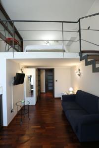 een woonkamer met een bank en een bed erin bij B&B Residenza MALATERRA in Napels