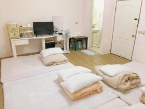 A bed or beds in a room at Chia Yun Homestay