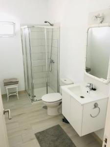 ein Badezimmer mit Toilette, Dusche und Waschbecken in der Unterkunft Caleta Soul Apartment in Puerto de Santiago