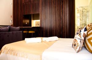 1 cama con 2 almohadas en una habitación en Bateira's Apartments, en Oporto