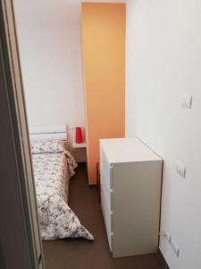 1 dormitorio pequeño con 1 cama y vestidor blanco en Appartamento Fabbri a Rivabella di Rimini, en Rímini