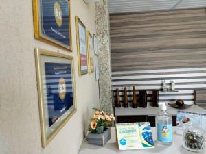 una mesa con una botella de agua en la pared en Pousada Café Com Leitte en Juazeiro do Norte