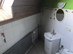 y baño con aseo y lavamanos. en apartament Na Poddaszu, en Tresna