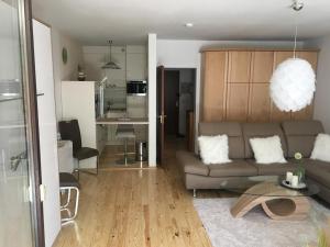 salon z kanapą i stołem w obiekcie Appartementresidenz am Kurpark w mieście Bad Salzuflen