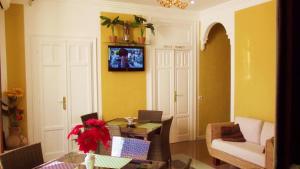 uma sala de estar com uma mesa e uma televisão na parede em B&B Vico Vacanze em Vico del Gargano