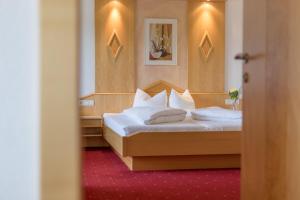 Postel nebo postele na pokoji v ubytování Hotel Alpen-Royal