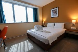 Voodi või voodid majutusasutuse Sky Corner Hotel toas
