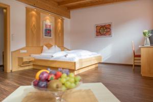 Rúm í herbergi á Hotel Alpen-Royal