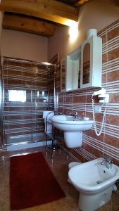 ein Badezimmer mit 3 Waschbecken und einem Spiegel in der Unterkunft Agriturismo Al Casale in Lonigo