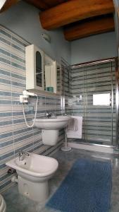 ein Bad mit einem WC und einem Waschbecken in der Unterkunft Agriturismo Al Casale in Lonigo